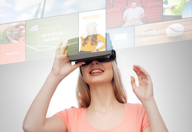 Foto tecnologia, realtà aumentata, concetto di media e persone - giovane donna felice con cuffie virtuali o occhiali 3d che guardano la proiezione di notizie