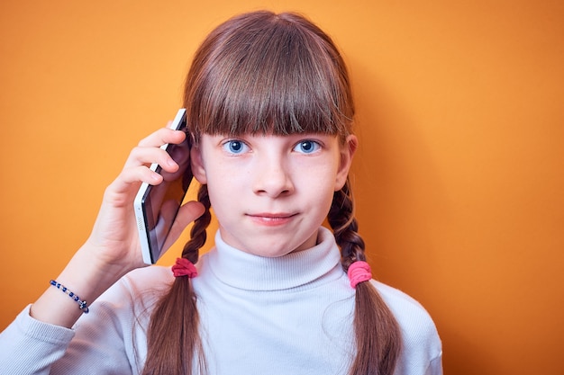 Tecnologia e comunicazione ragazza teenager caucasica che parla sul telefono