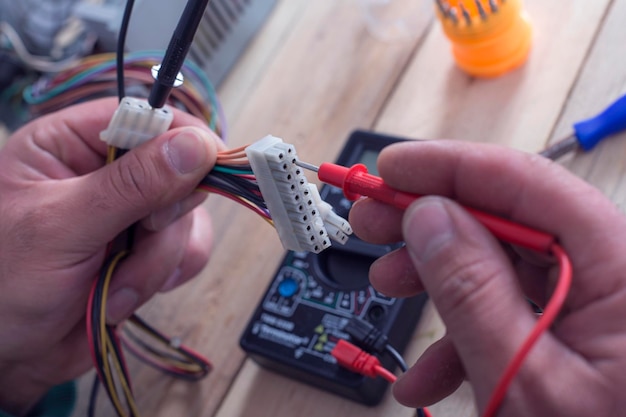 Technology fixes the motherboard in a service center