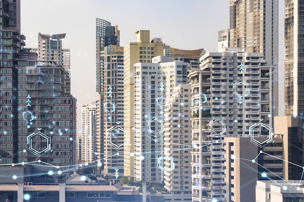 Технологическая голограмма над панорамным видом на Бангкок Крупнейший технологический центр Юго-Восточной Азии Концепция развития кодирования и науки о высоких технологиях Двойная экспозиция