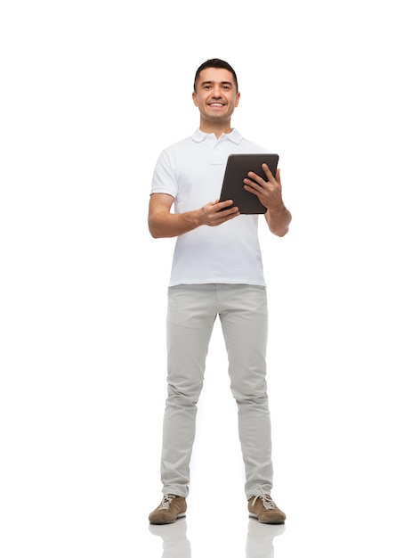 기술 및 사람 개념 - 태블릿 PC 컴퓨터와 함께 웃는 남자