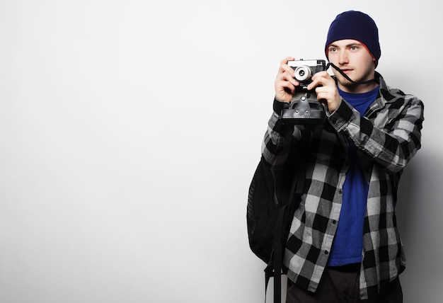 기술, 사람 및 라이프 스타일 개념: 흰색 배경 위에 젊은 사진 작가