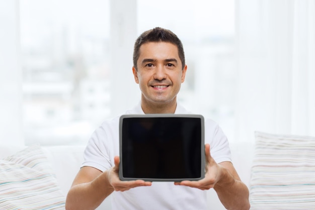 기술, 사람, 생활 방식, 원격 학습 개념 - 집에서 태블릿 PC 컴퓨터 검은색 빈 화면을 보여주는 행복한 사람