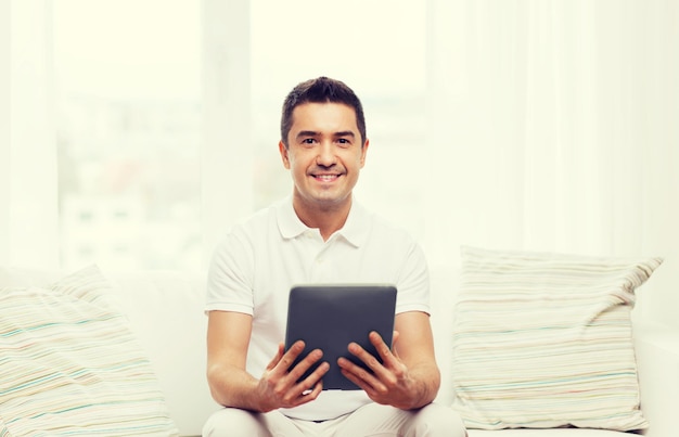 기술, 사람, 생활 방식, 원격 학습 개념 - 집에서 태블릿 PC 컴퓨터로 일하는 행복한 사람