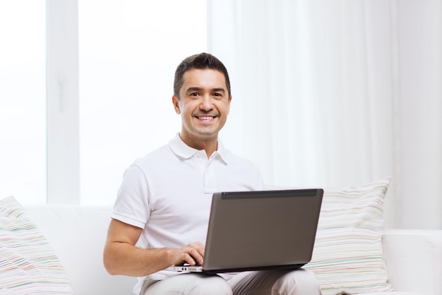 기술, 사람들의 생활 방식, 네트워킹 개념 - 집에서 노트북 컴퓨터로 일하는 행복한 남자