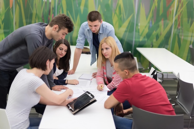 テクノロジーの学生がコンピュータラボの学校の教室でグループ化して取り組んでいます