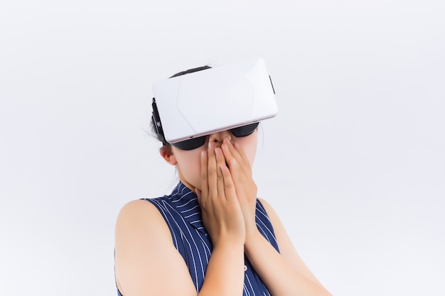 Tecnologia, realtà virtuale, intrattenimento e concetto della gente - giovane donna felice con la cuffia avricolare di realtà virtuale o gli occhiali 3d e le cuffie