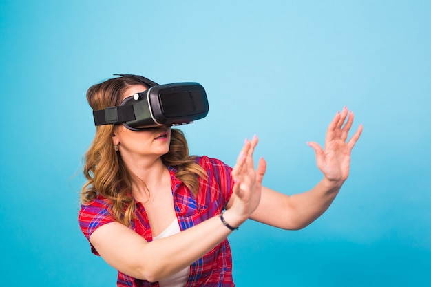 Технологии, виртуальная реальность, развлечения и люди концепции - женщина с очками виртуальной реальности.