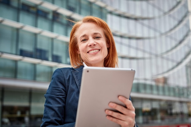 Una donna d'affari esperta di tecnologia le sue competenze digitali e l'innovazione guidano il progresso