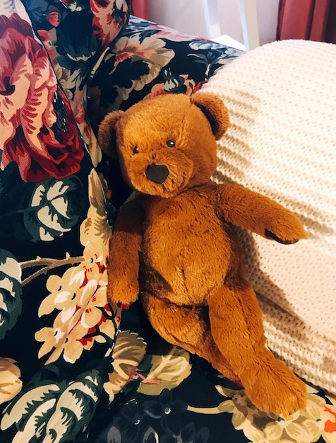Photo teddy bear on bed at home