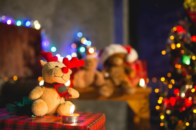 Кукла плюшевого мишки в новогодней шапке украшает рождественский фон