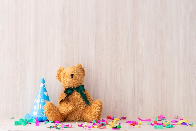 Photo teddy bear on a romactic party table shelf copy space