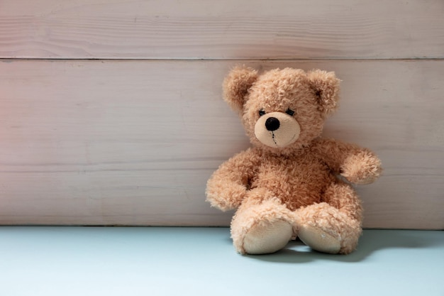 파란색 바닥 아이 방에 앉아 테디 베어