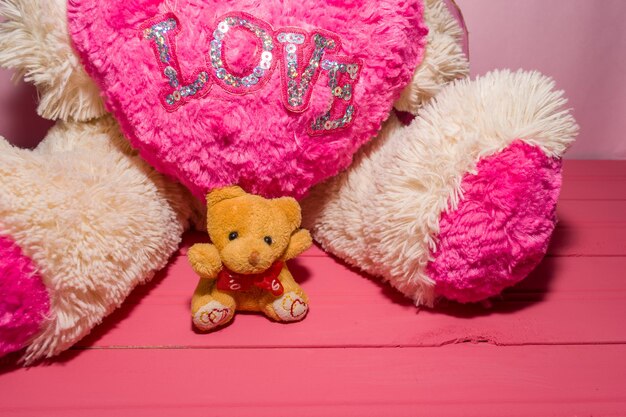 Foto orso di peluche con un messaggio d'amore sul tavolo