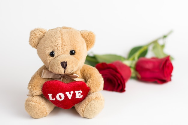 Teddybeer en rozen voor Valentijnsdag