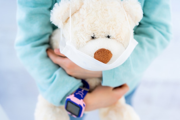 Foto teddybeer in medisch masker