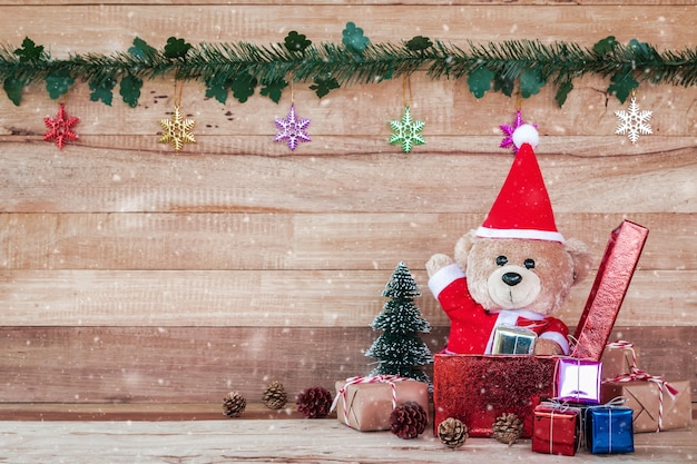 Teddybeer in Santa Cross-jurk met geschenkdoos