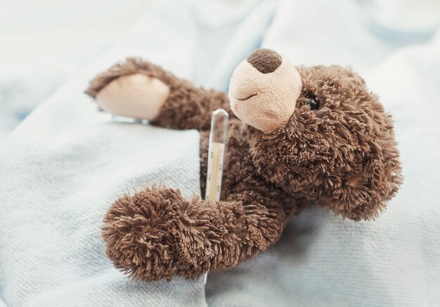 teddybeer met een thermometer