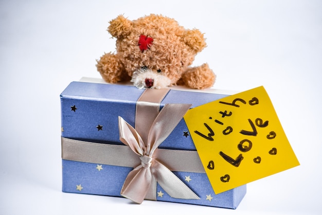 Foto teddybeer met geschenkdoos