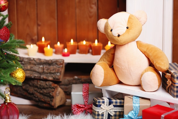 Teddybeer met kerstcadeaus op kamer