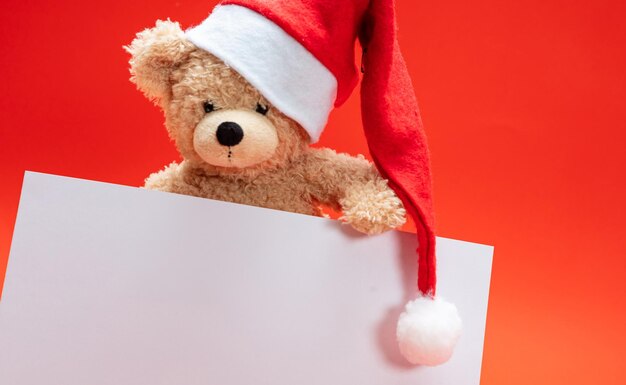 Teddybeer met kerstmuts rode kleur achtergrond