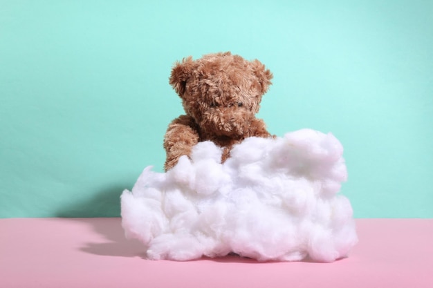 Teddybeer met pluizige wolk op een blauwroze pastelachtergrond Minimalisme