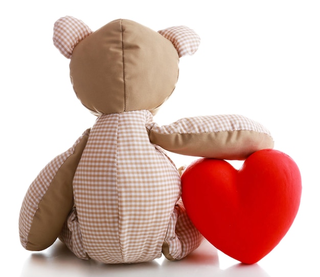 Teddybeer met rood hart dat op wit wordt geïsoleerd