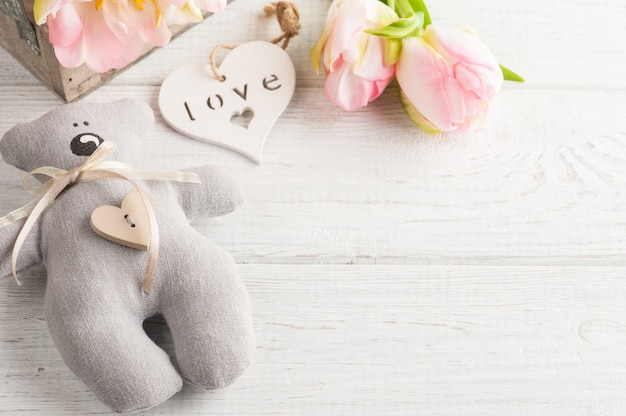 Teddybeer met roze tulpen