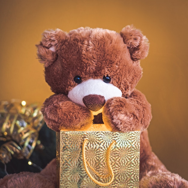 Teddybeer met vakantiedecoratie en cadeaus