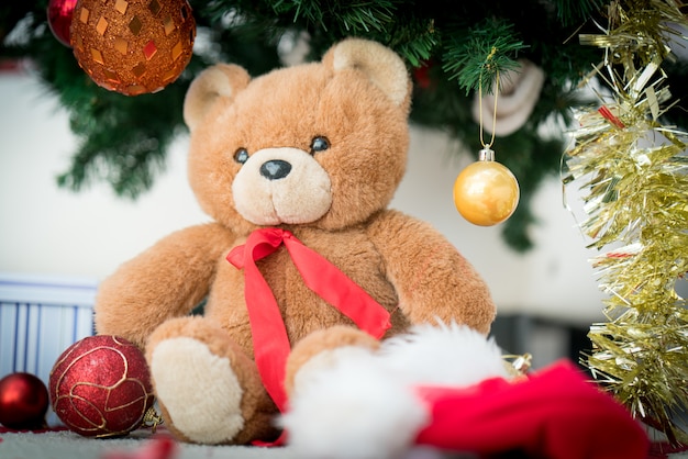 Teddybeer onder nieuwe jaarboom