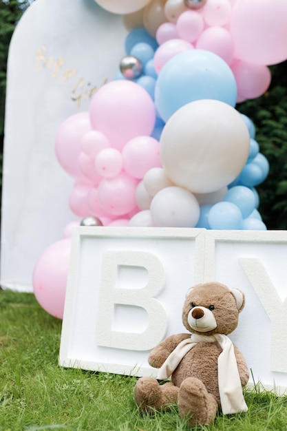 Foto teddybeer op een kleurrijke verjaardagsfeestje