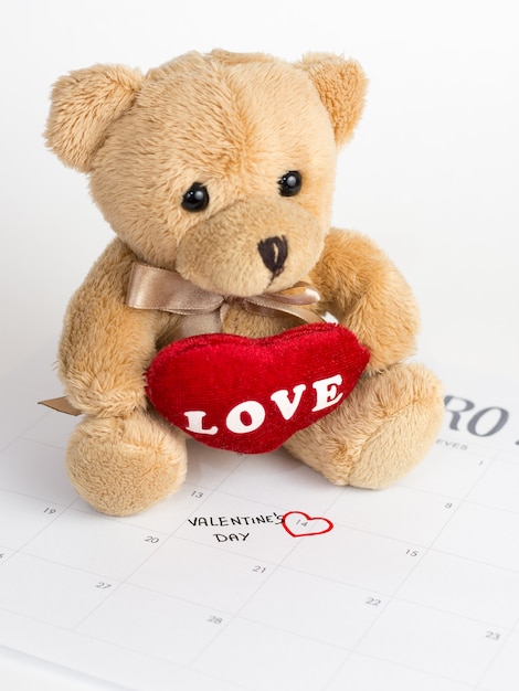 Teddybeer op kalender voor Valentijnsdag