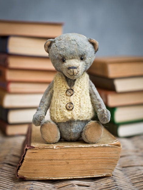 Teddybeer teddy die een boek leest in de bibliotheek