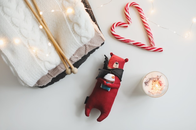 Teddybeerkaarsen gebreide truien lolly's en kerstversieringen cosy home hygge style