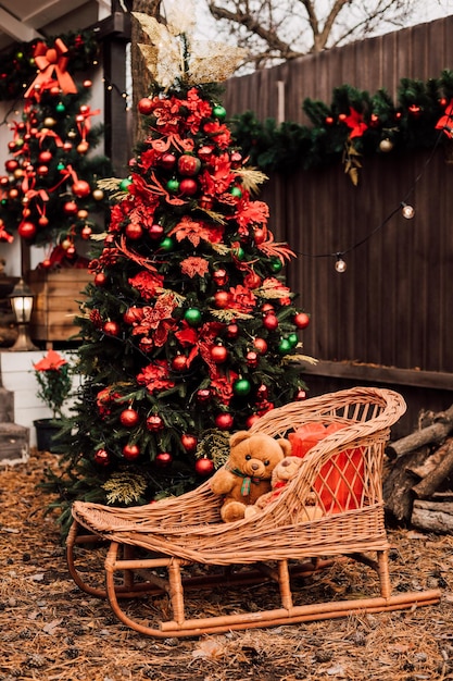 Teddyberen in houten slee Rood doosje met kerstcadeau