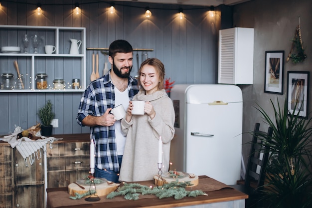 Teder houdend van paar in de keuken