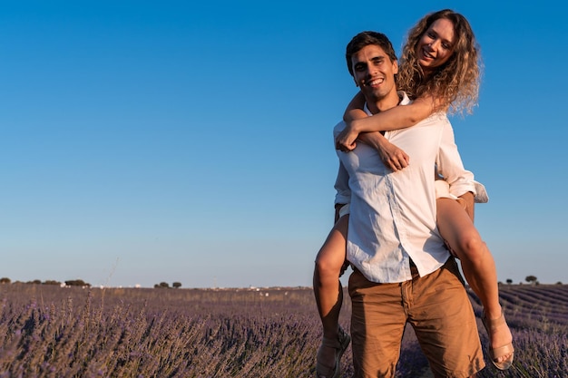 Teder paar poseren in een lavendelveld