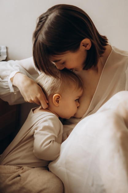 Tedere knuffels van een jonge moeder en haar kind