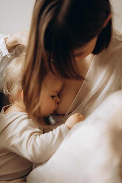 Tedere knuffels van een jonge moeder en haar kind