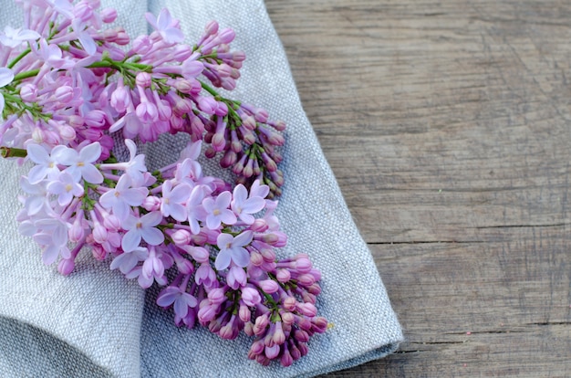 Tedere paarse lila bloemen op linnen stof