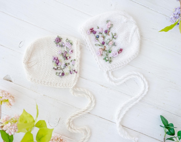 Tedere pasgeboren babymutsen voor fotoshoot van baby's, versierd met bloemenpatroon. Mooie handgemaakte kleding voor kinderfoto's