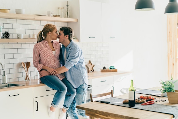 Tedere volwassen vrouw in vrijetijdskleding zittend met gesloten ogen op tegen zoenen