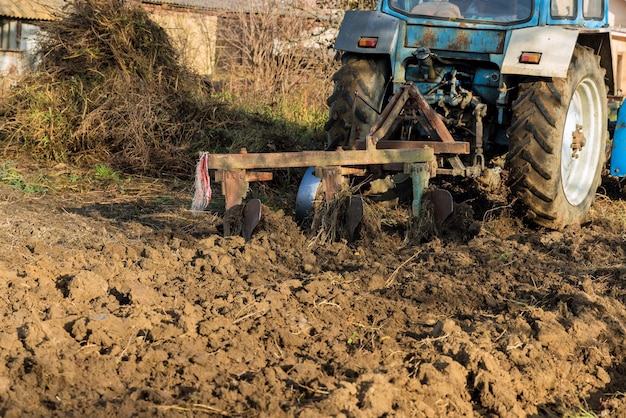 Teelttechnologie-apparatuur van boer op een tractorwerkveld in een klein landbouwgezin