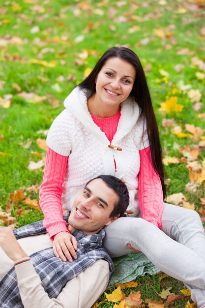 Coppie teenager al parco nel tempo di autunno