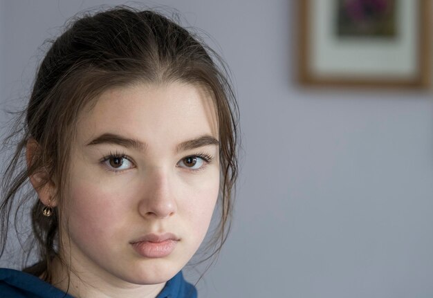 Photo teen girl brunette at home close-up face