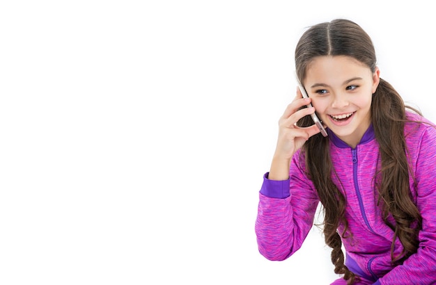 Подростковая девушка имеет звонок со смартфона изолированный на белом пространстве копирования Подростковая девушка имеет телефонный звонок в студии