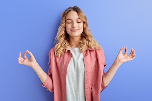 Foto teen girl mantenere la calma in piedi con gli occhi chiusi appassionato di yoga