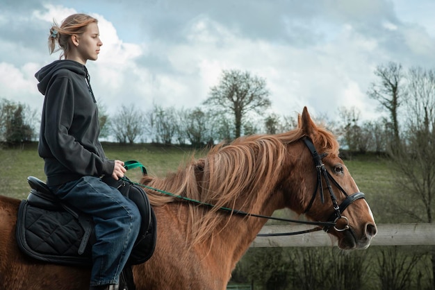 春に馬に乗る十代の少女