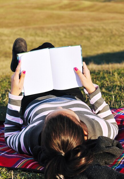 Foto ragazza adolescente che studia all'aperto