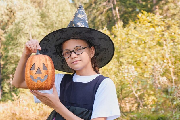 公園で魔女の衣装を着た十代の少女